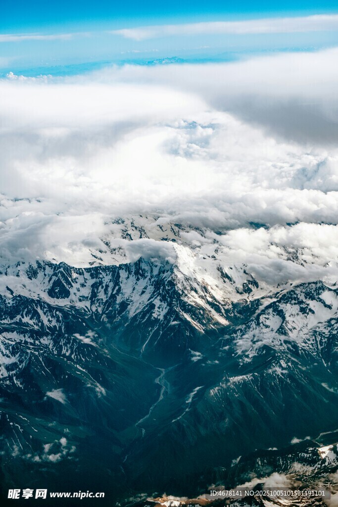 俯瞰雪山云海壮丽景观