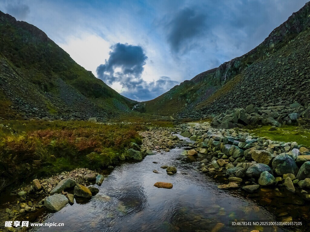 山间溪流云雾缭绕美景