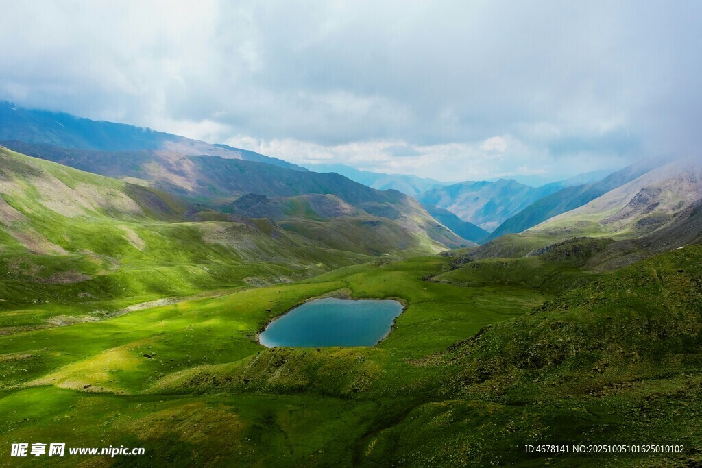 山间碧湖美景