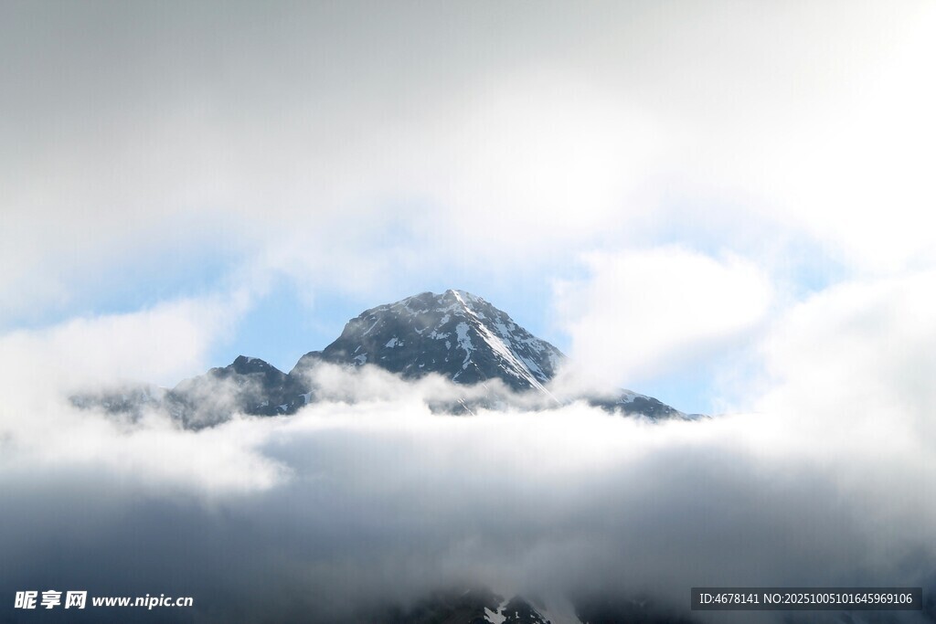云雾缭绕中的巍峨山峰