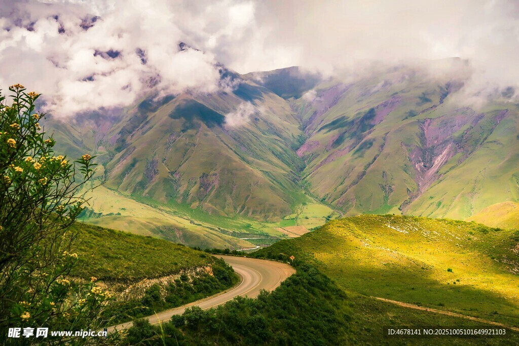 山间公路邂逅壮丽自然美景