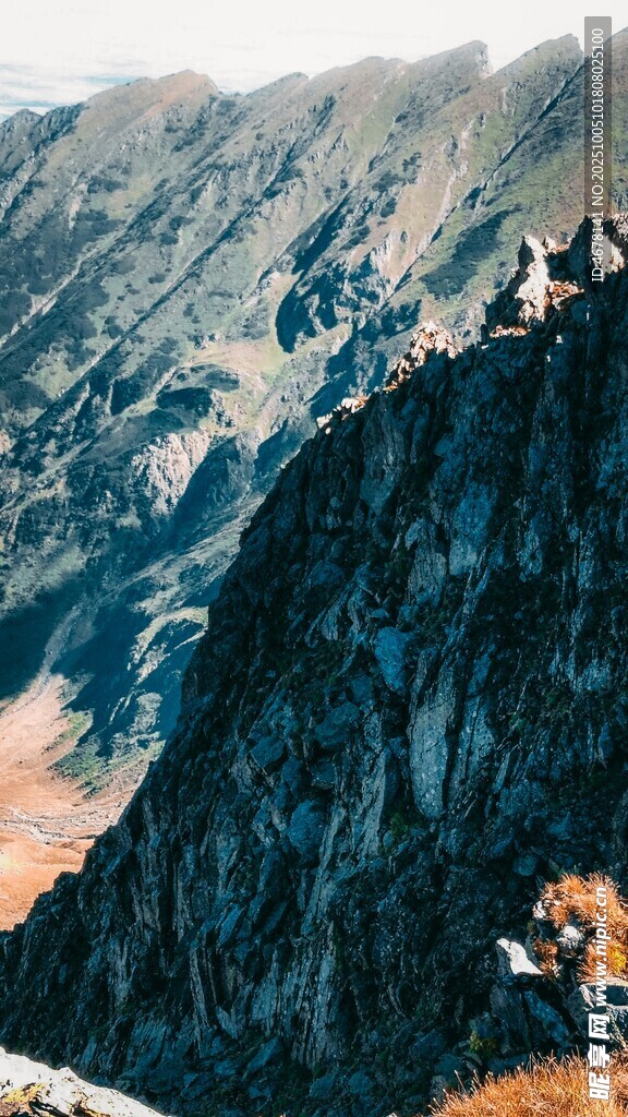 巍峨高山壮丽景致