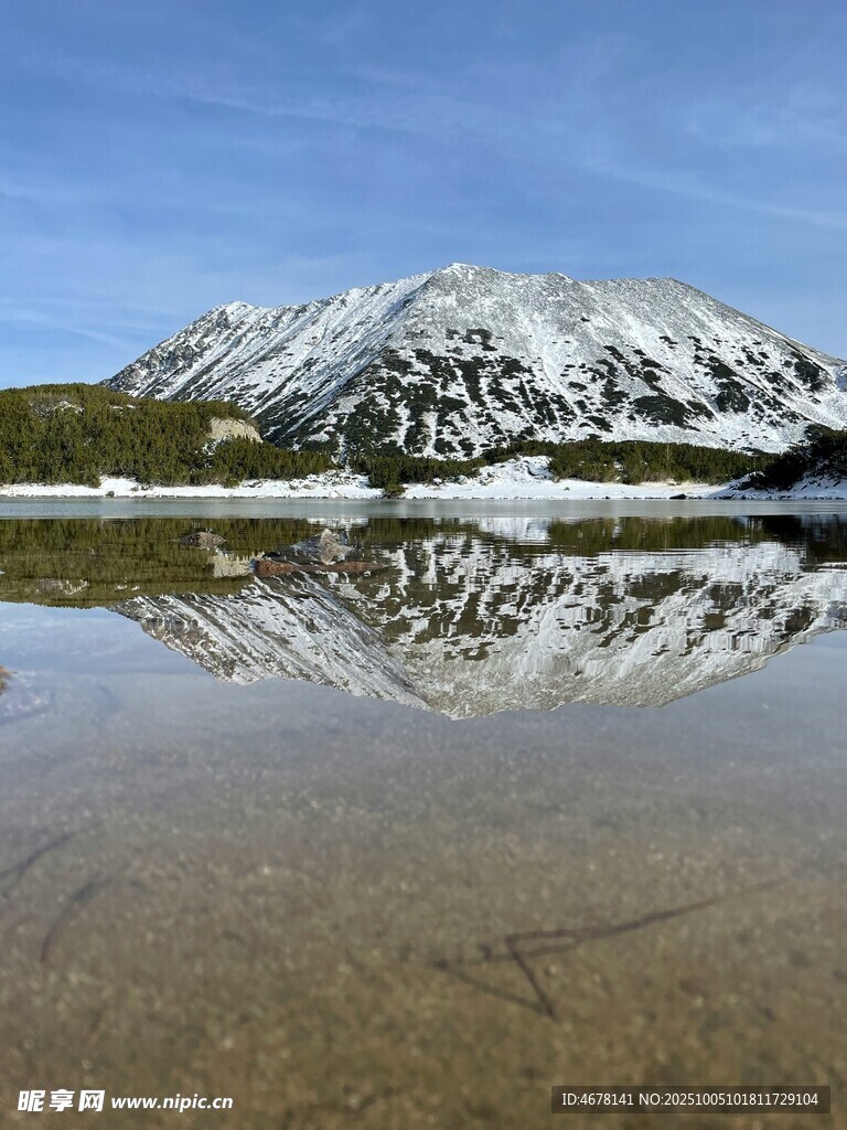 雪山倒映在平静湖面上