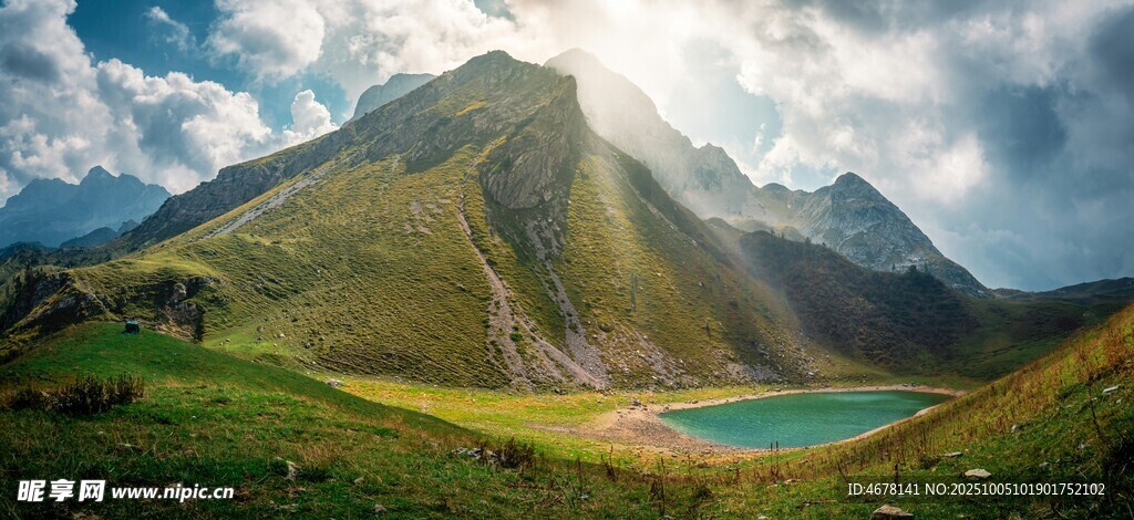 山间美景青山碧水映蓝天