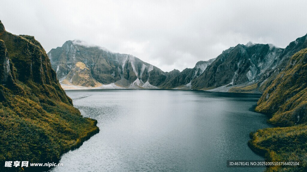 山间静谧湖泊风光