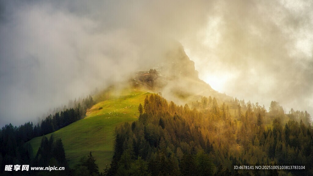 山间晨景阳光洒落山峰