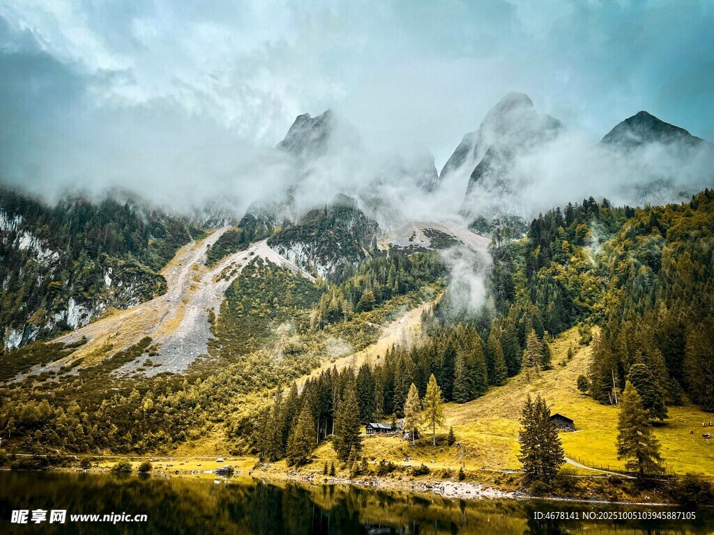 山间秋景云雾缭绕山林