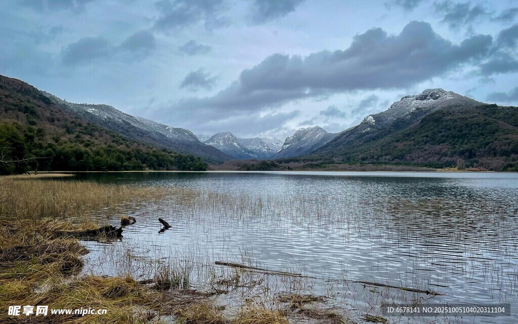 宁静湖畔的山水风光