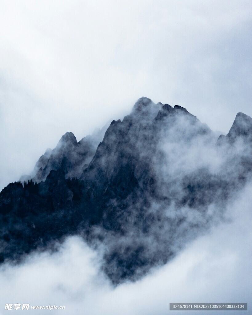 云雾缭绕的壮丽山峰