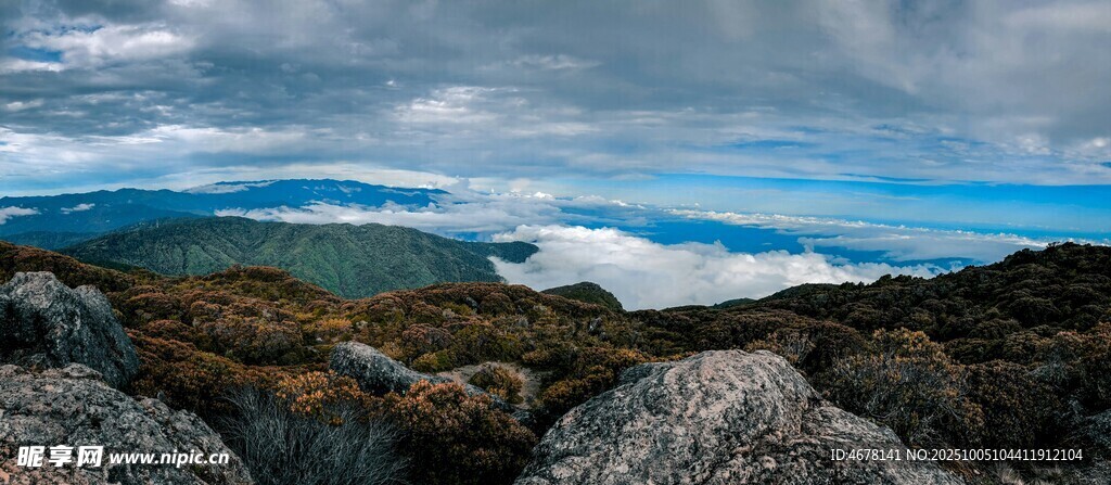 高山云海间的壮美风景