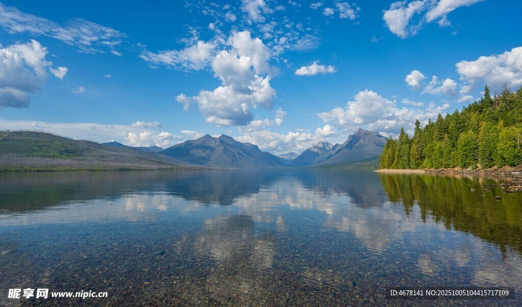 宁静湖景与远方山峦