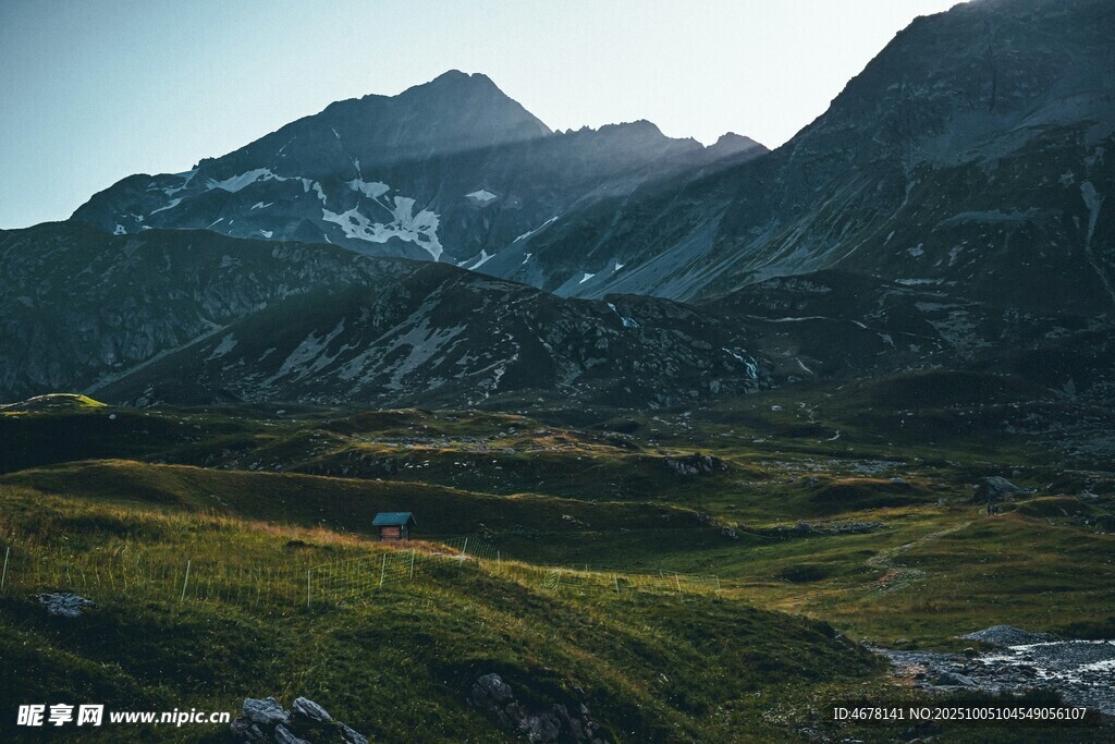 山间美景绿意与山峦交织