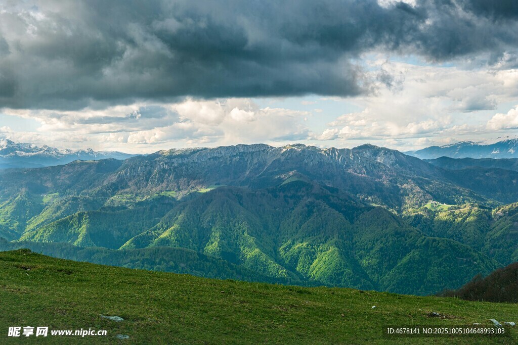 高山绿野间的壮丽云景