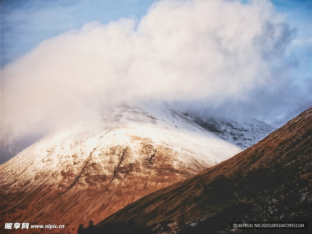 雪山云海壮丽自然景观