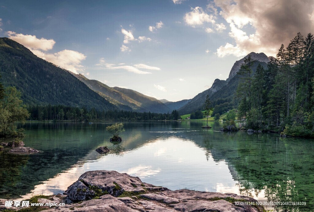山间宁静湖泊美景