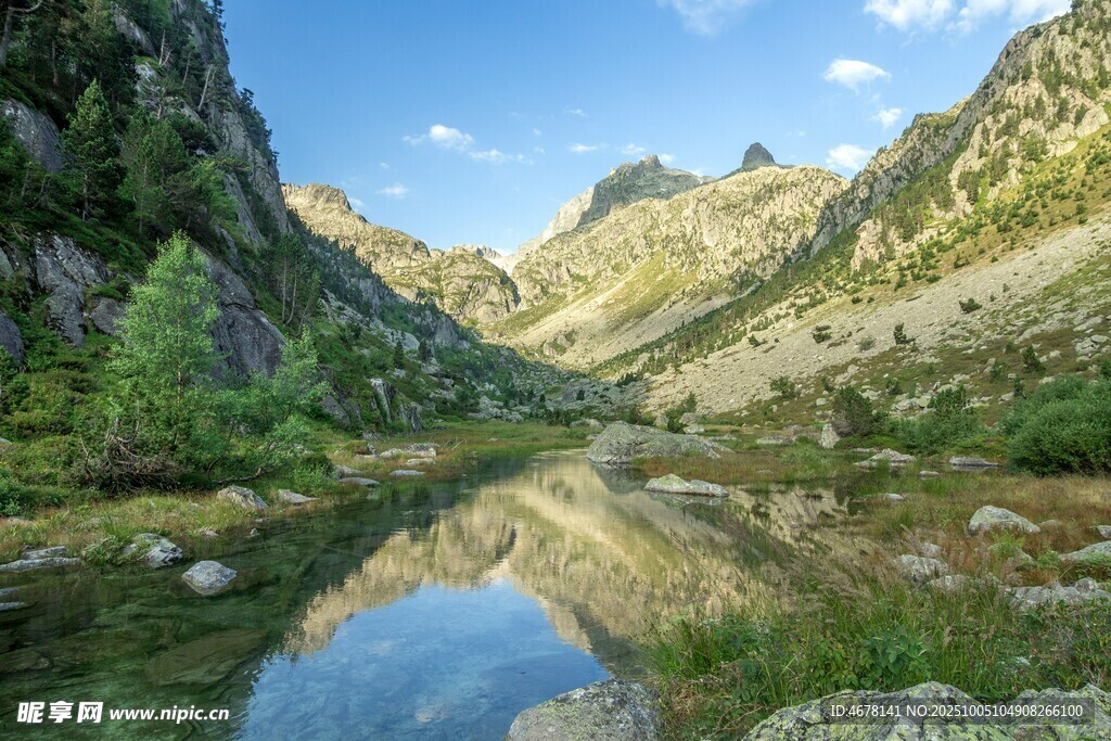 山间静谧湖景自然之美