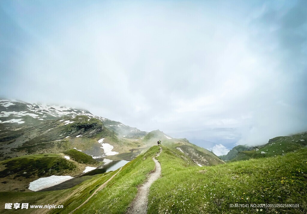 山间小径邂逅自然美景