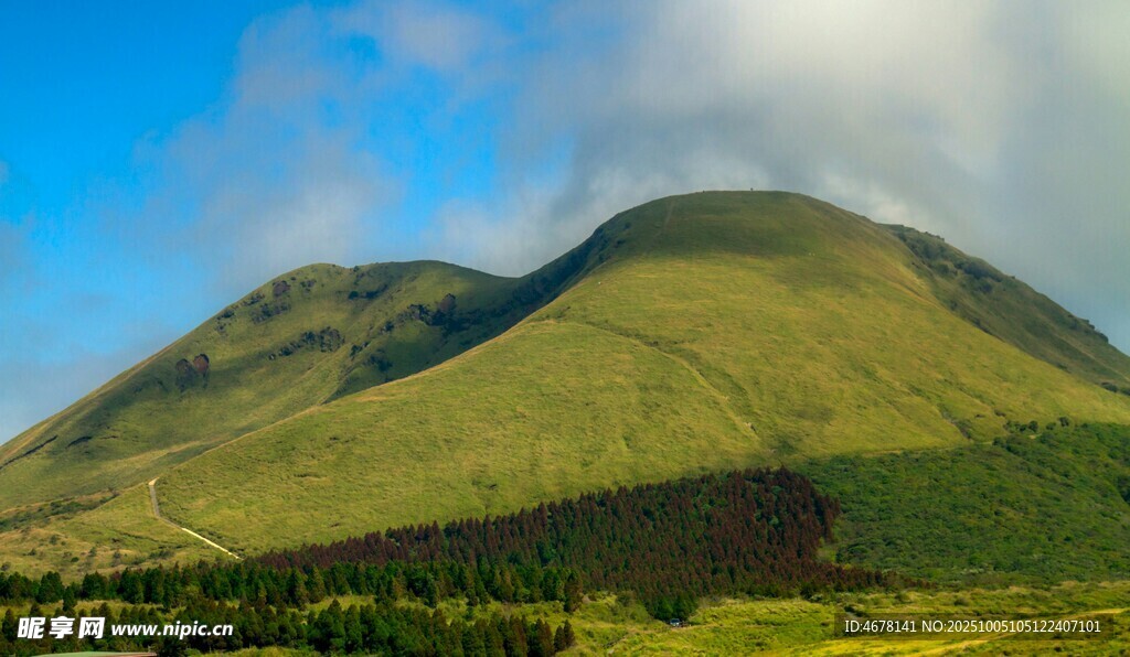 翠绿山峦与蓝天美景