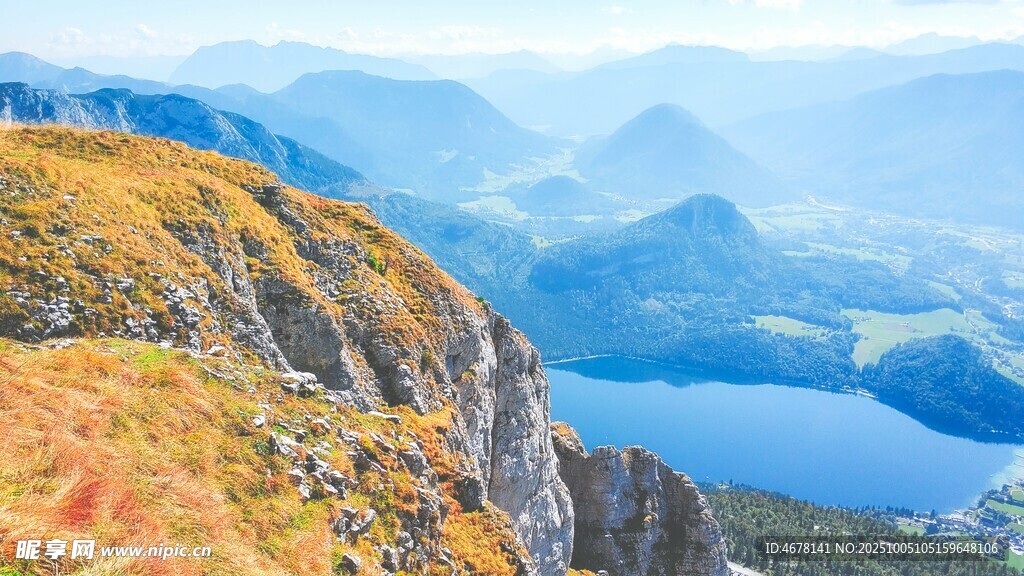 高山湖畔壮丽风光