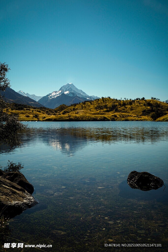 宁静湖畔的雪山壮丽美景