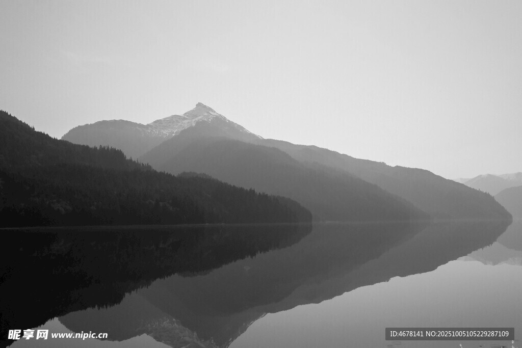 山水倒影黑白风景图