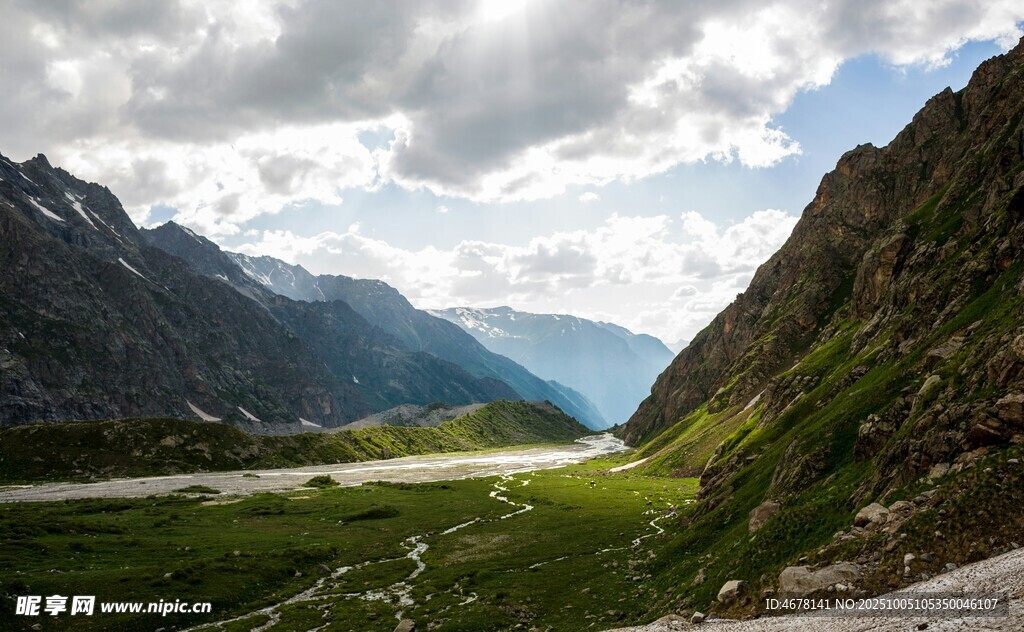 山间谷地美景