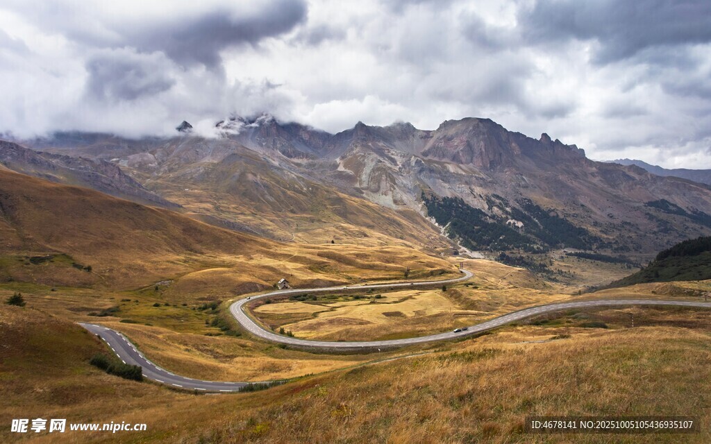 山间蜿蜒公路与壮丽山景