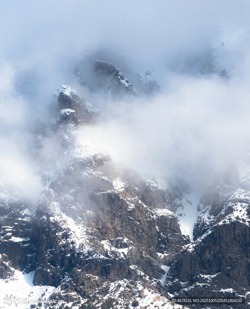 云雾缭绕的壮丽雪山