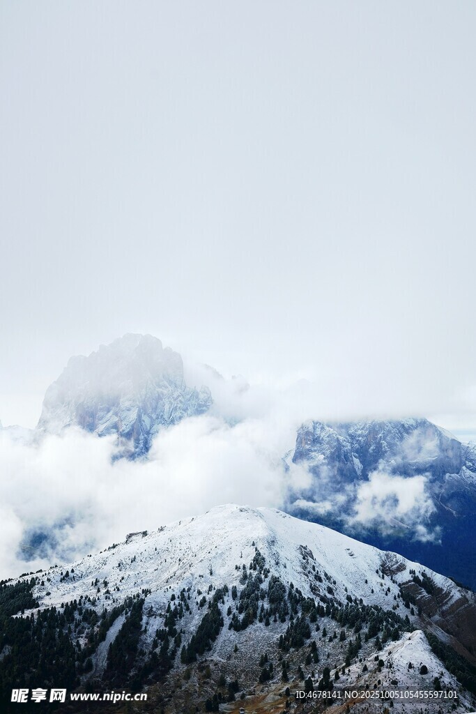 雪山云海壮丽景观