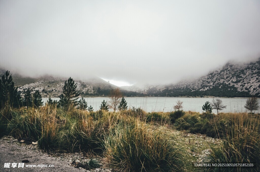 山间湖畔的朦胧自然景致