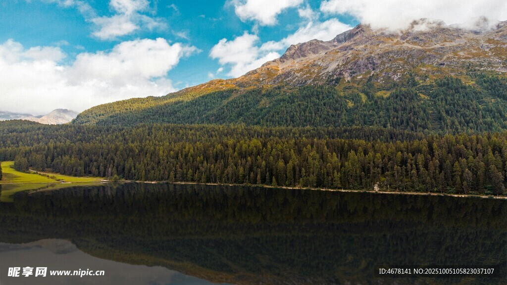 湖畔青山美景