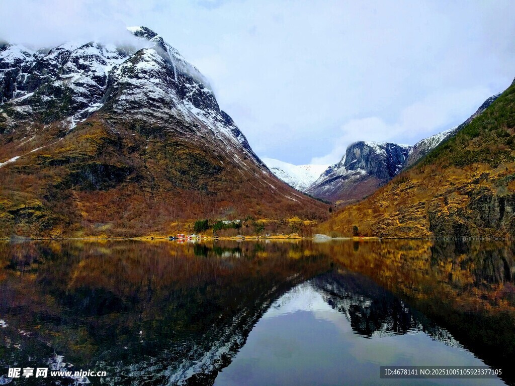 山水相映的静谧秋日湖景