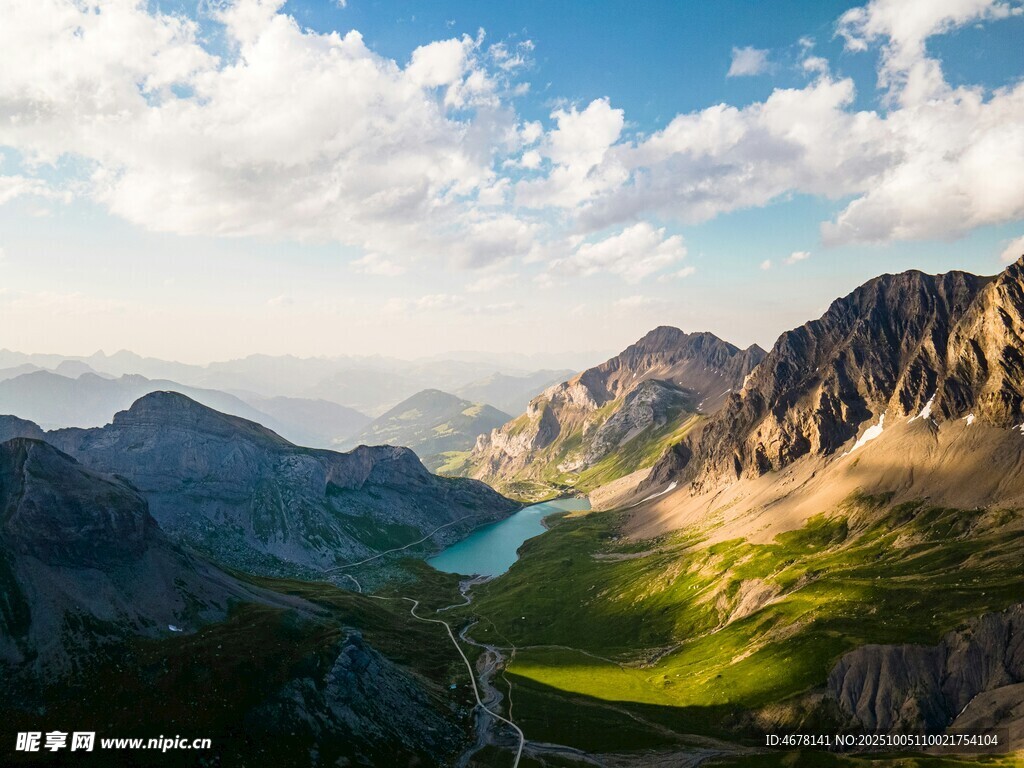 壮丽山景中的幽蓝湖泊