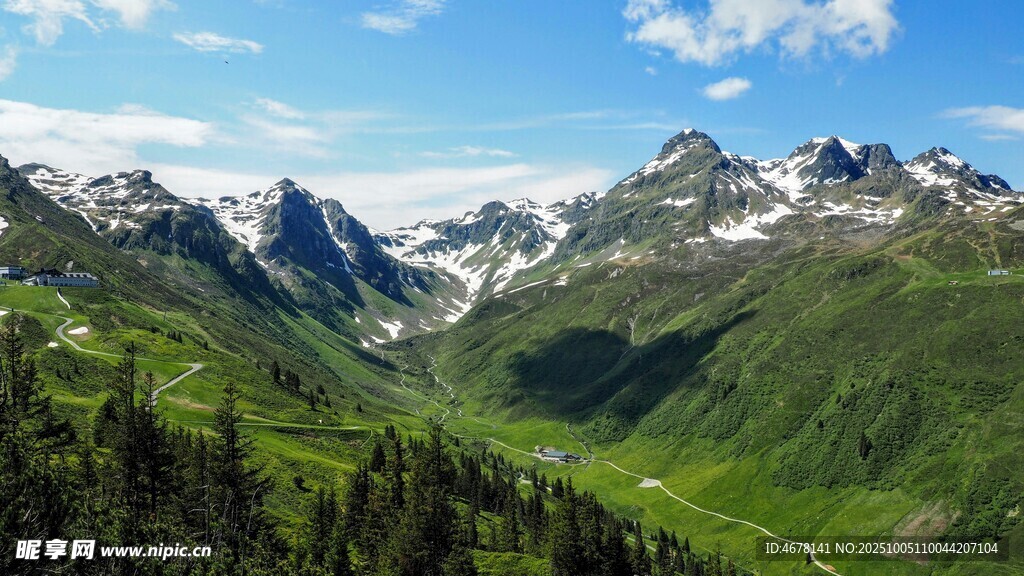 高山绿野间的秀丽风光