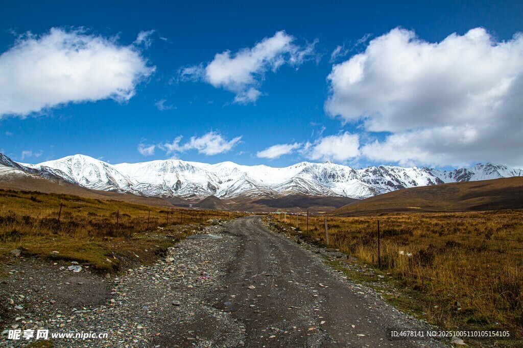 山间土路遥望雪山美景
