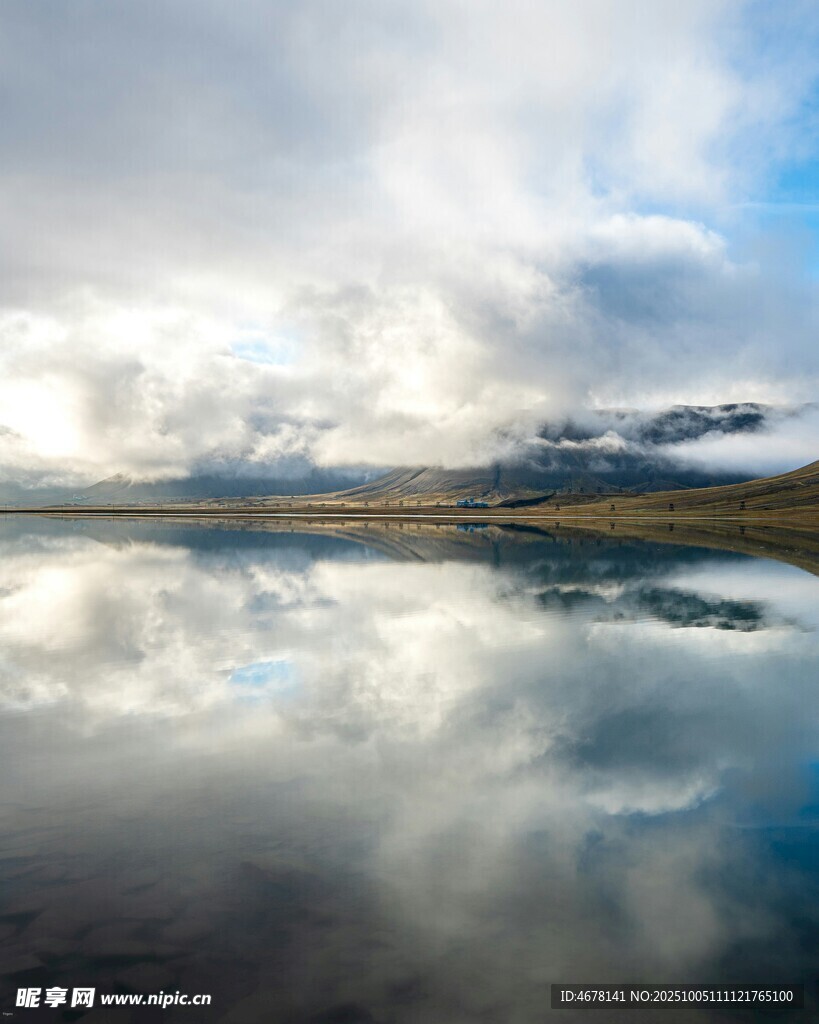 湖光云影的静谧自然美景