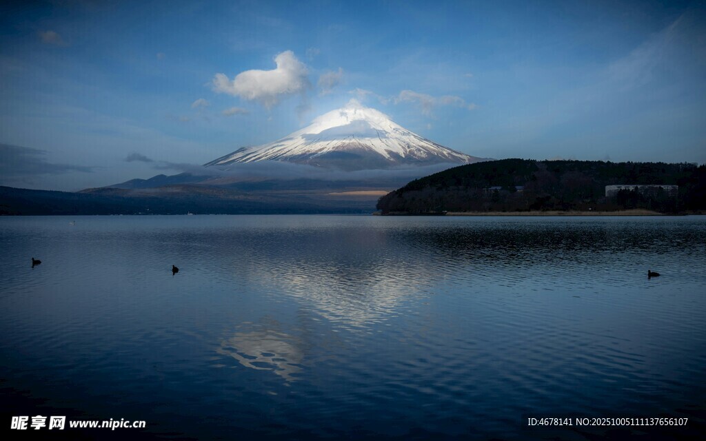富士山倒映在宁静湖面上