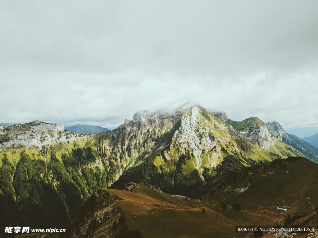 山峦叠翠的壮美自然景观
