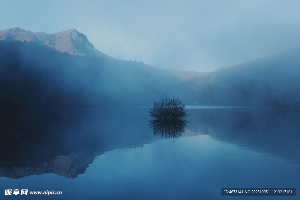 湖间孤舟晨雾中的静谧之景