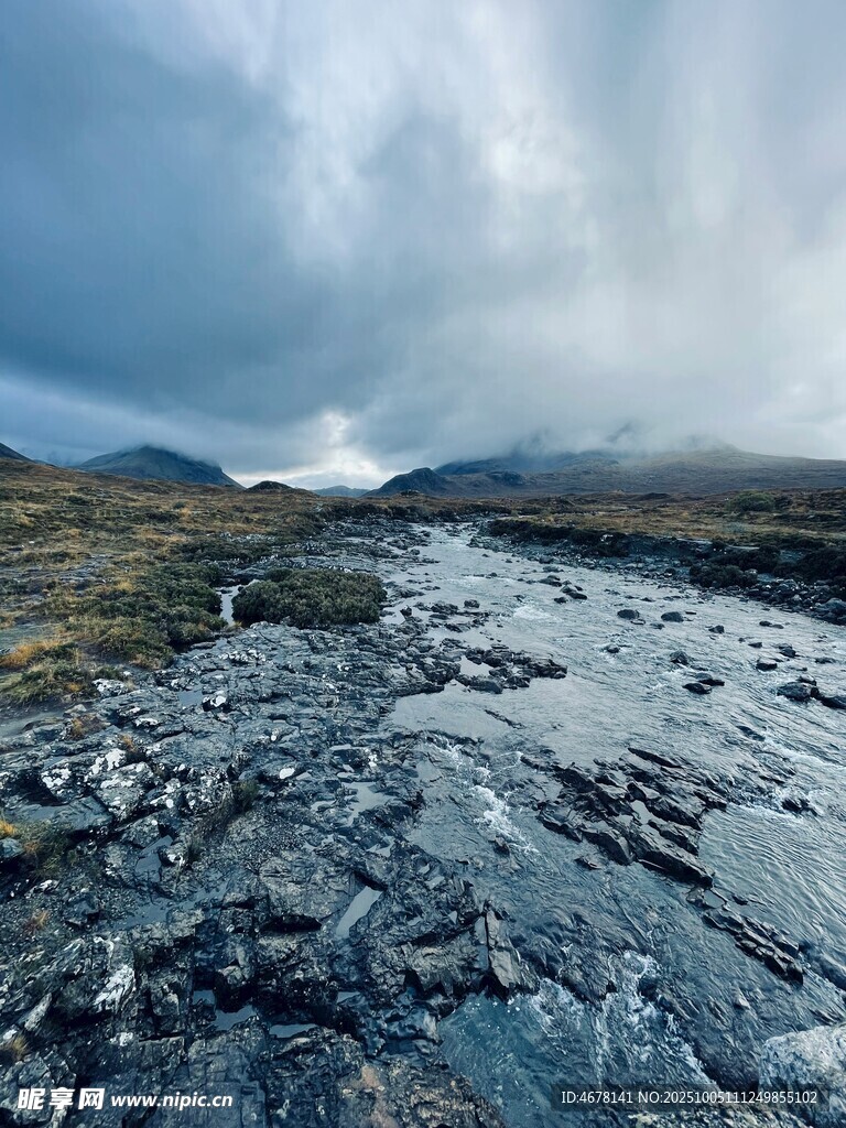山间溪流云遮雾绕之景