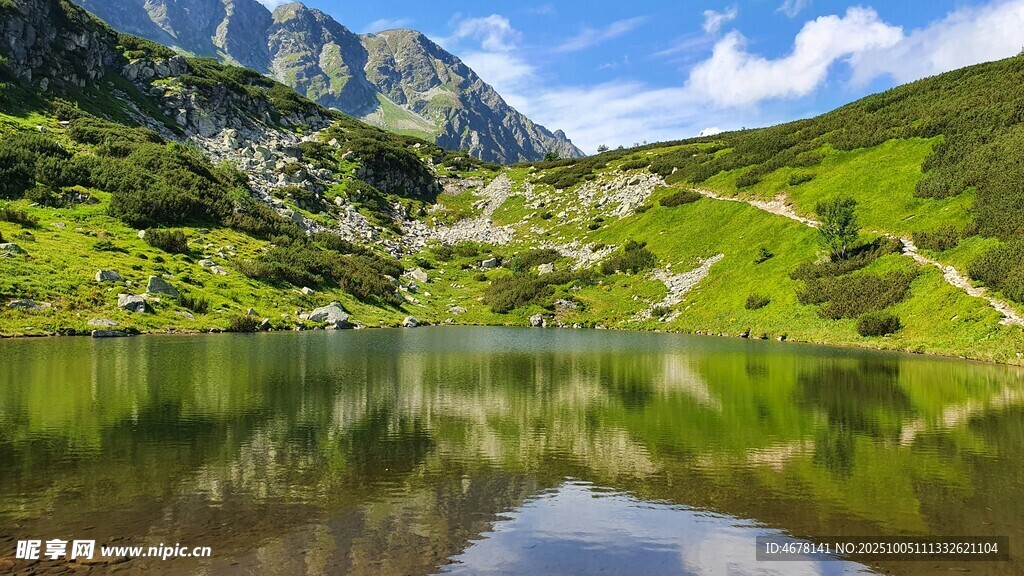 山间翠湖美景