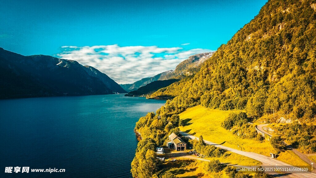 山间湖畔公路美景