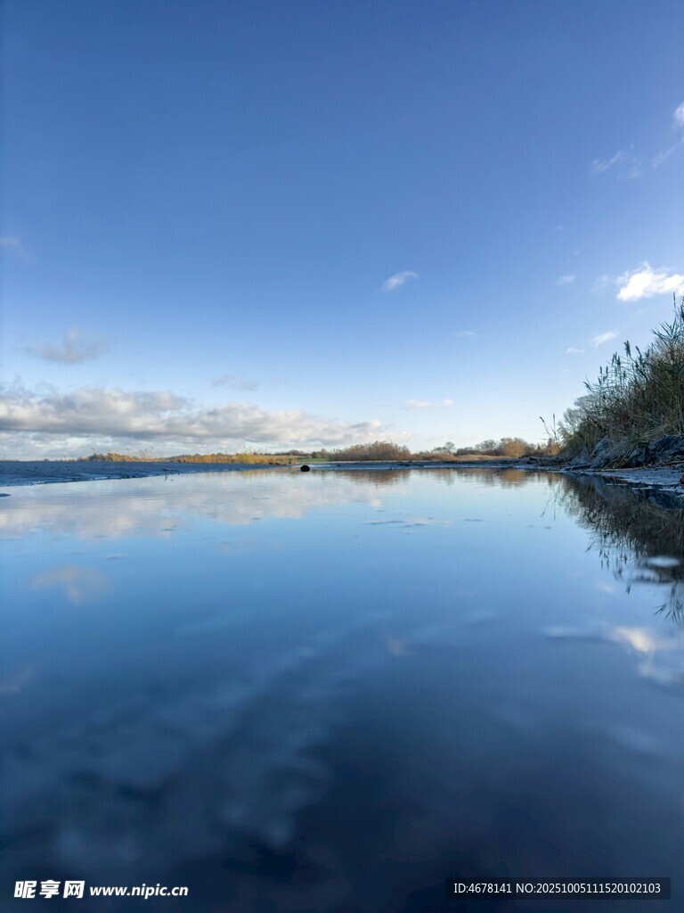 宁静湖面与蓝天的美丽景致