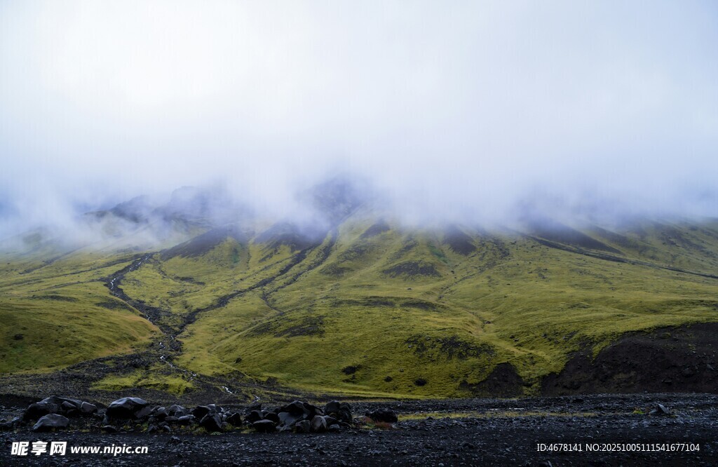 云雾缭绕的山间美景