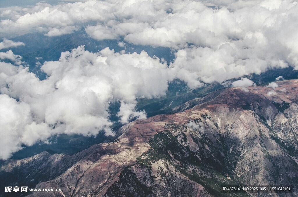 空中俯瞰壮丽山峦云海