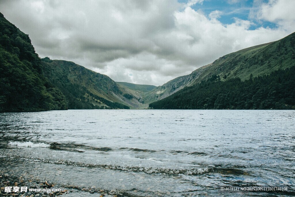 山间湖泊风景秀丽