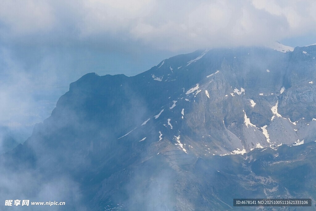 云雾缭绕中的巍峨山峰