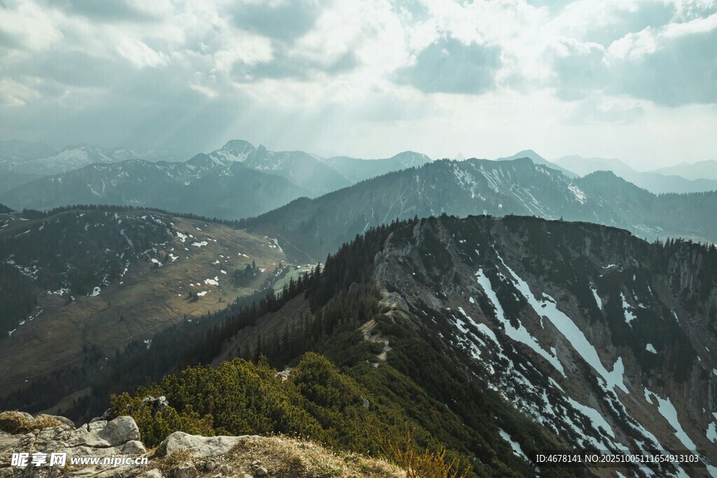 壮丽山峦景色