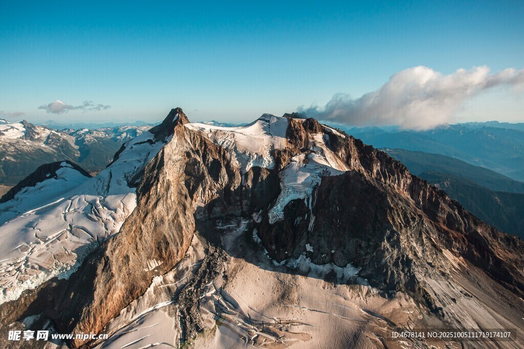 巍峨雪山壮丽景象