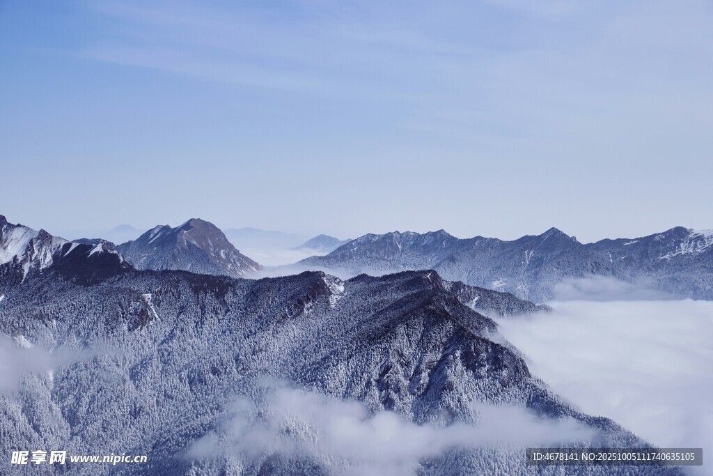 雪山云海壮丽自然景观